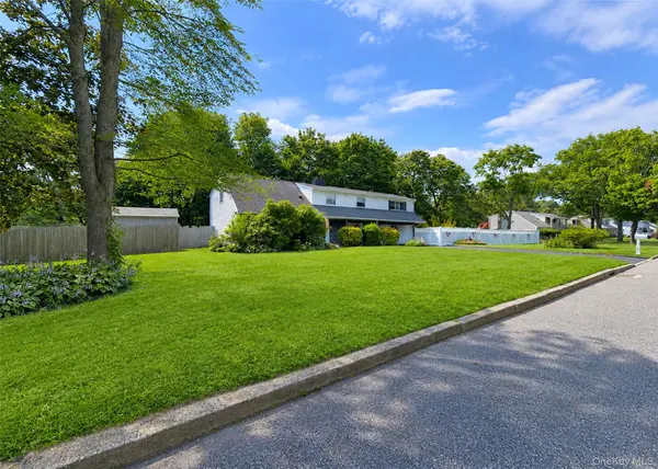 30 Hackberry LN, Holbrook, NY 11741