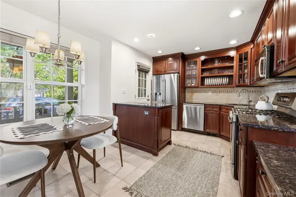 29 Winterberry LN, Briarcliff Manor, NY 10510