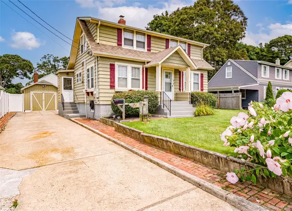 21 Bay 3rd ST, Islip, NY 11751