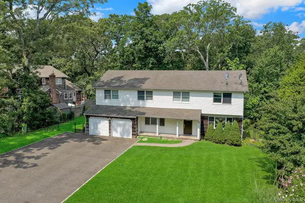 8 Tobi LN, Setauket, NY 11733