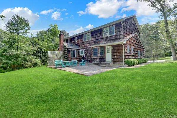 8 Tobi LN, Setauket, NY 11733
