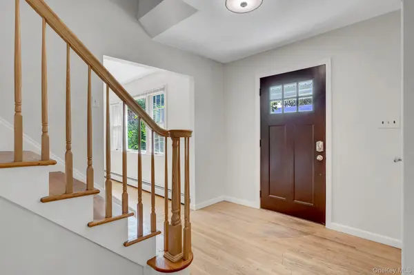 8 Tobi LN, Setauket, NY 11733