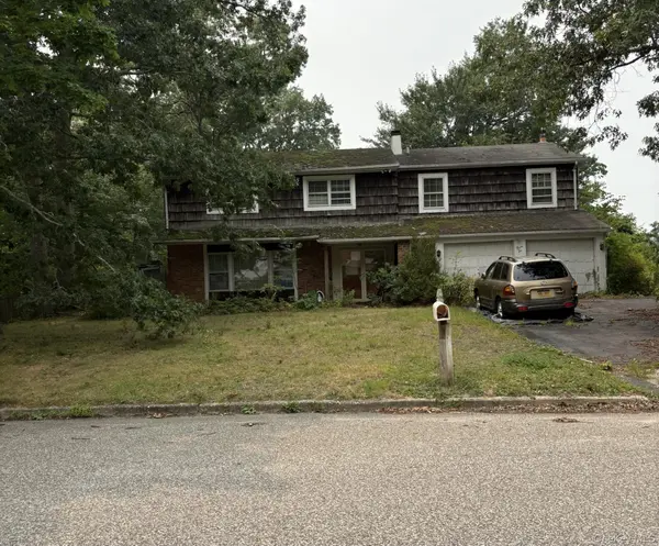 36 Forest LN, Coram, NY 11727