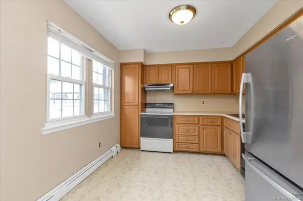 25 Springwood DR, North Babylon, NY 11703