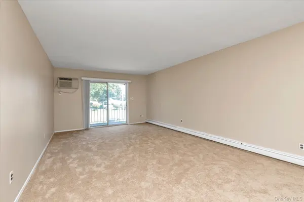 25 Springwood DR, North Babylon, NY 11703