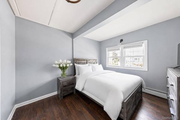 15 Kent RD, Island Park, NY 11558