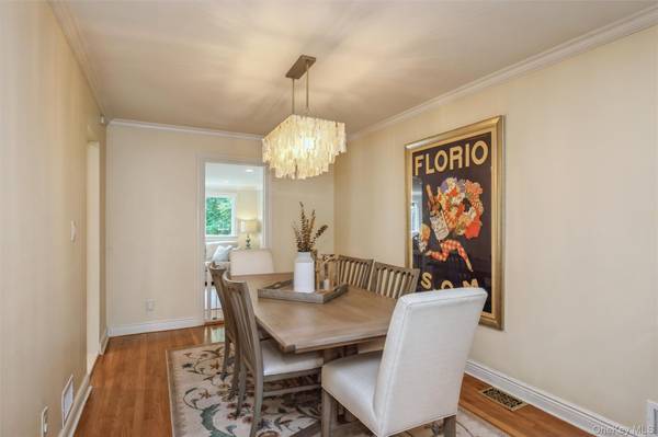 17 Duncan LN, Huntington, NY 11743