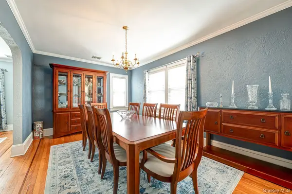 6 Troy PL, Merrick, NY 11566