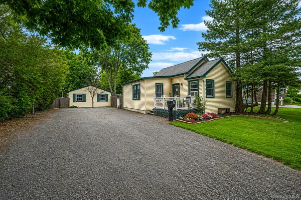 36 Rosalie PL, Patchogue, NY 11772