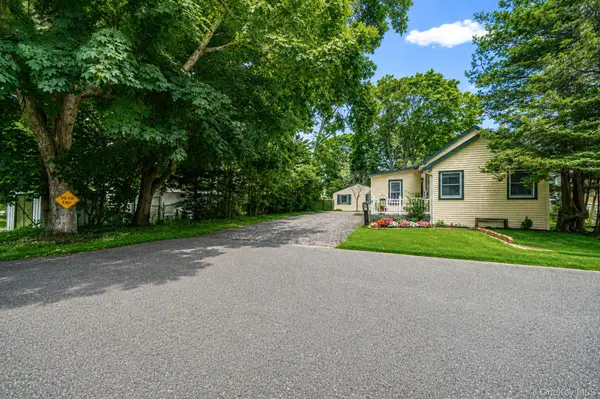 36 Rosalie PL, Patchogue, NY 11772