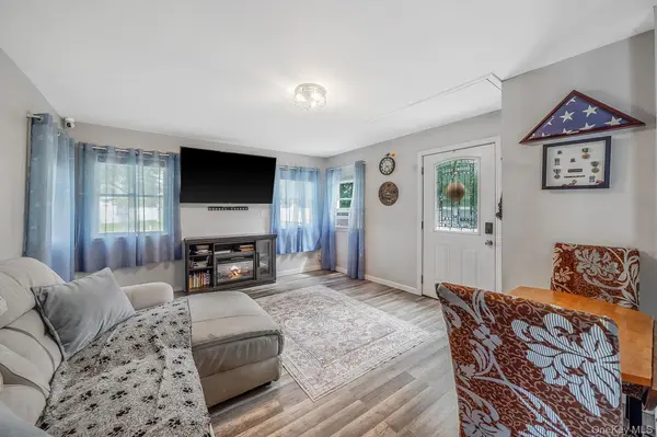 36 Rosalie PL, Patchogue, NY 11772