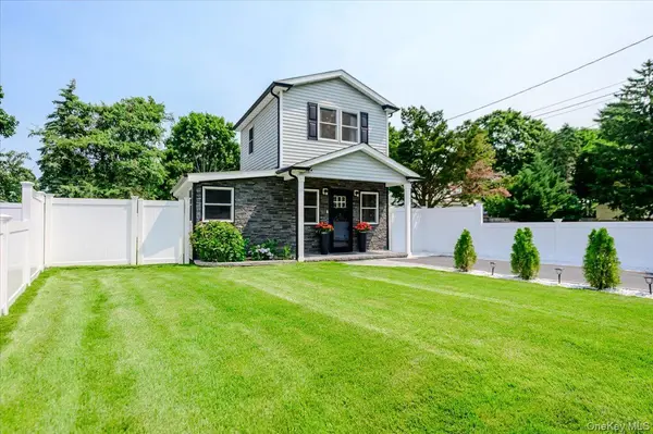 35 Rose ST, Hauppauge, NY 11788