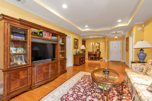348 Trotting LN, Westbury, NY 11590