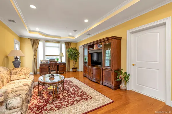 348 Trotting LN, Westbury, NY 11590