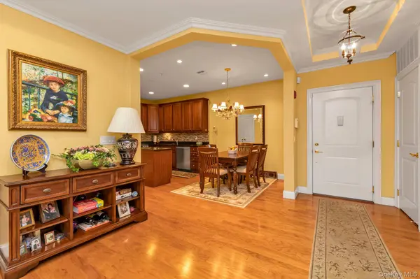 348 Trotting LN, Westbury, NY 11590