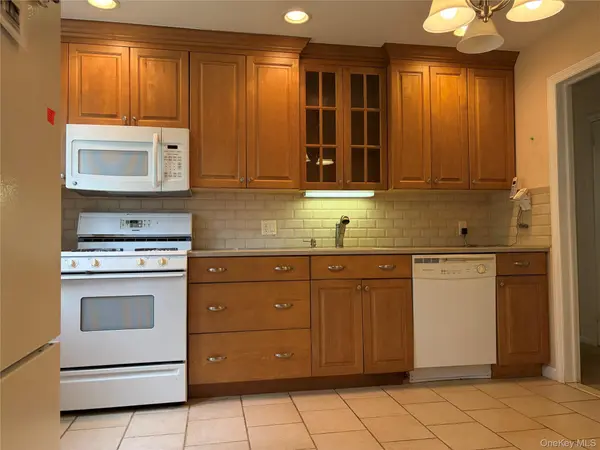 87 Parkway DR, Westbury, NY 11590
