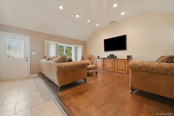 1279 Paul ST, Seaford, NY 11783