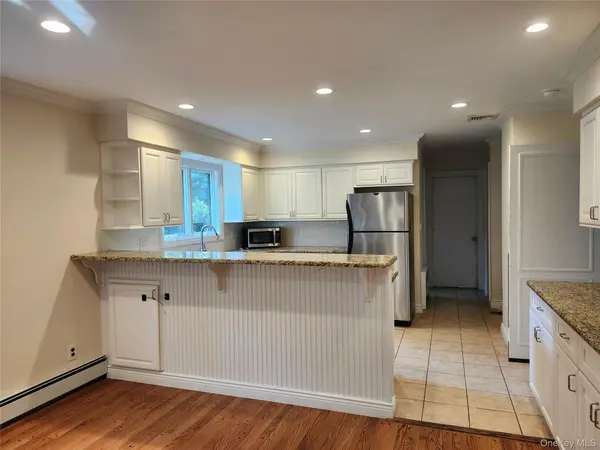 11 Smith LN, Saint James, NY 11780