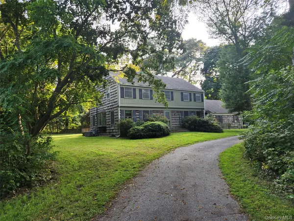 11 Smith LN, Saint James, NY 11780