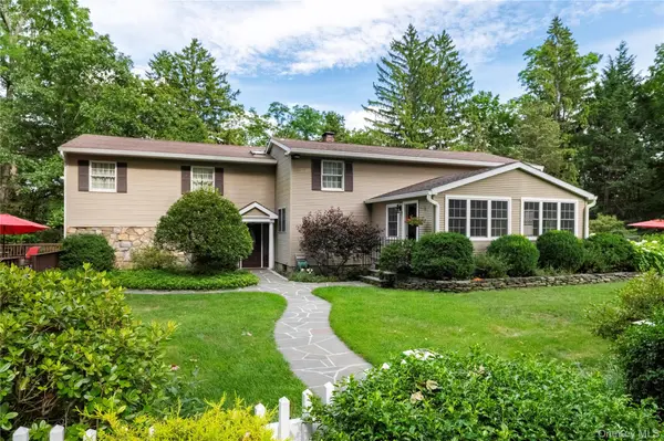 60 Traver RD, Pleasant Valley, NY 12569