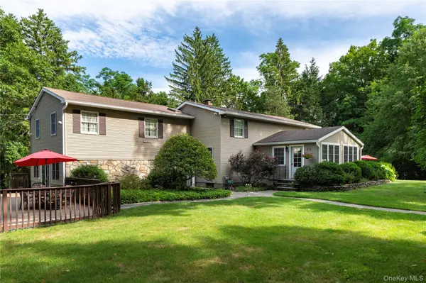 60 Traver RD, Pleasant Valley, NY 12569