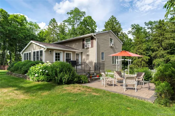 60 Traver RD, Pleasant Valley, NY 12569