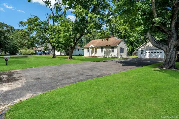 33 Laurel DR, Smithtown, NY 11787