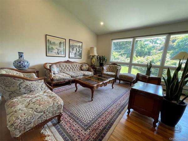 6 Preston CT, Glen Cove, NY 11542
