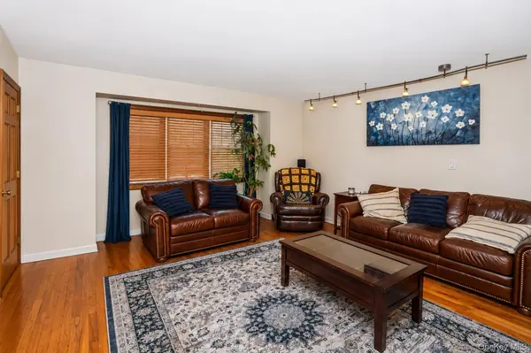 280 Van Cott AVE, Farmingdale, NY 11735
