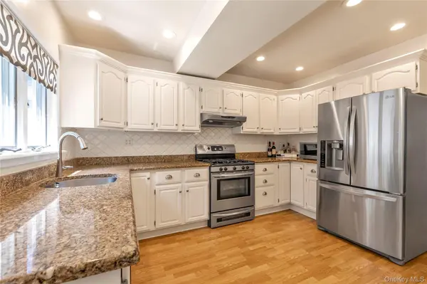 144 Buckingham PL, Lynbrook, NY 11563