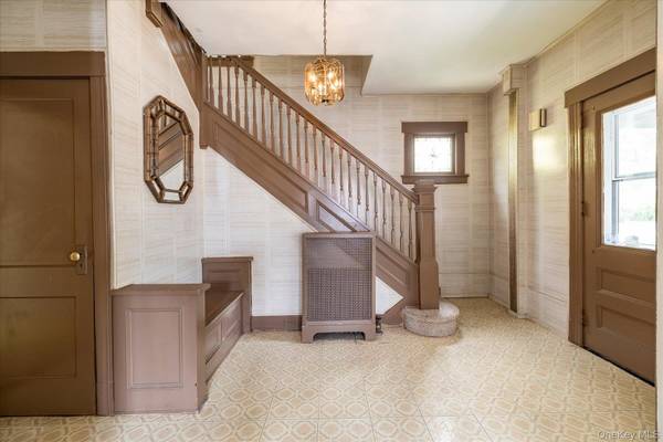 69 Grove ST, Lynbrook, NY 11563