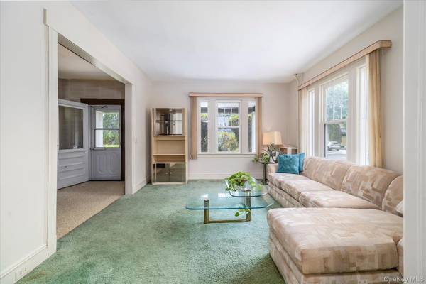 69 Grove ST, Lynbrook, NY 11563