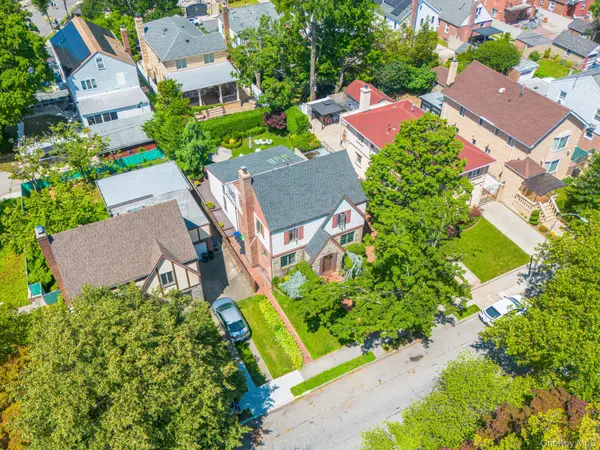 69-78 180th ST, Fresh Meadows, NY 11365