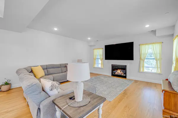 77 Willow CIR, Coram, NY 11727