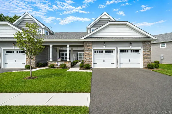 77 Willow CIR, Coram, NY 11727