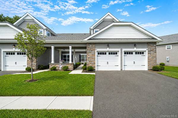 77 Willow CIR, Coram, NY 11727
