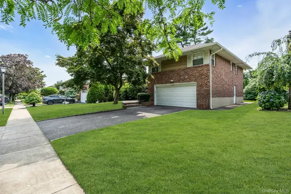 31 Bellwood DR, New Hyde Park, NY 11040