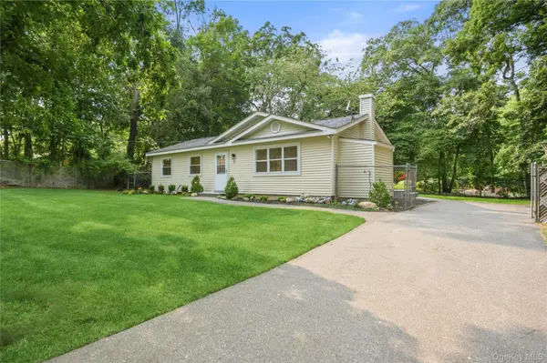 3 Aspen RD, Mastic Beach, NY 11951