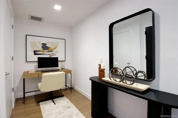 333 Warner AVE #208, Roslyn, NY 11576