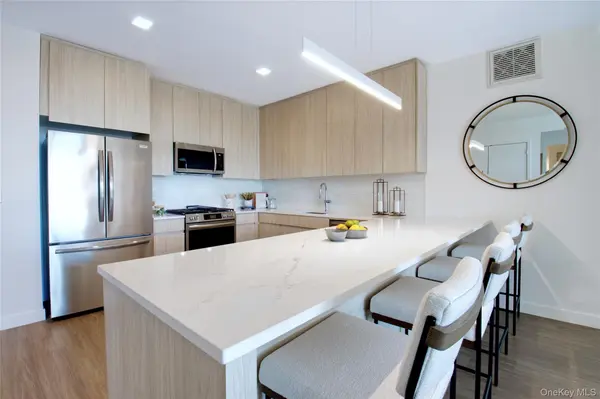 333 Warner AVE #215, Roslyn, NY 11576