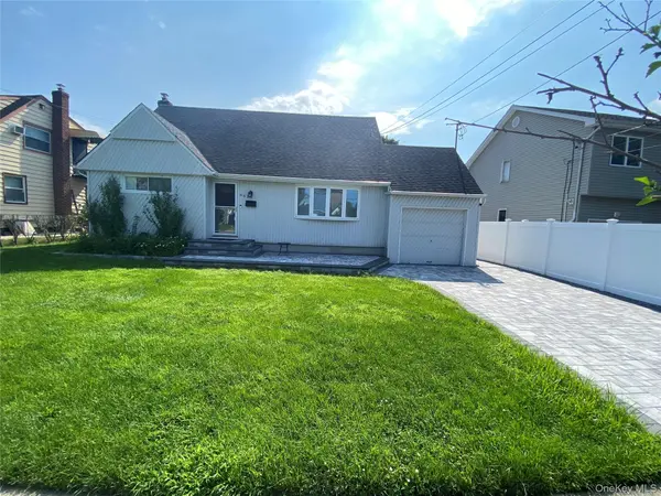 661 Tabor PL, East Meadow, NY 11554