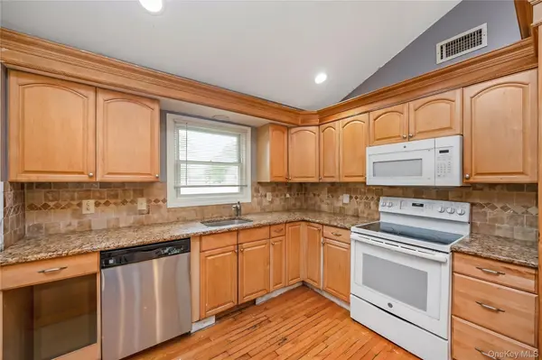 516 Shade ST, North Babylon, NY 11703