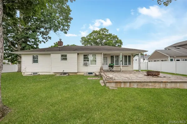516 Shade ST, North Babylon, NY 11703