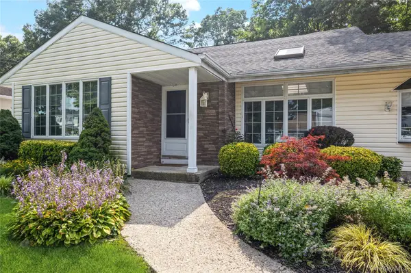 12 Larry RD, Selden, NY 11784