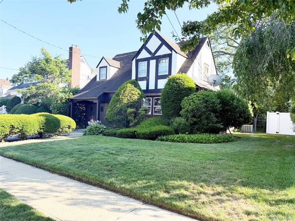 266 E Chester ST, Valley Stream, NY 11580