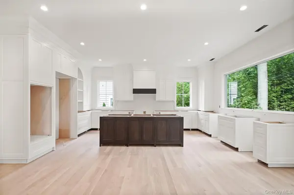 8 Crest LN, Scarsdale, NY 10583