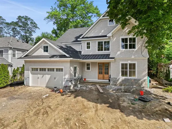 8 Crest LN, Scarsdale, NY 10583