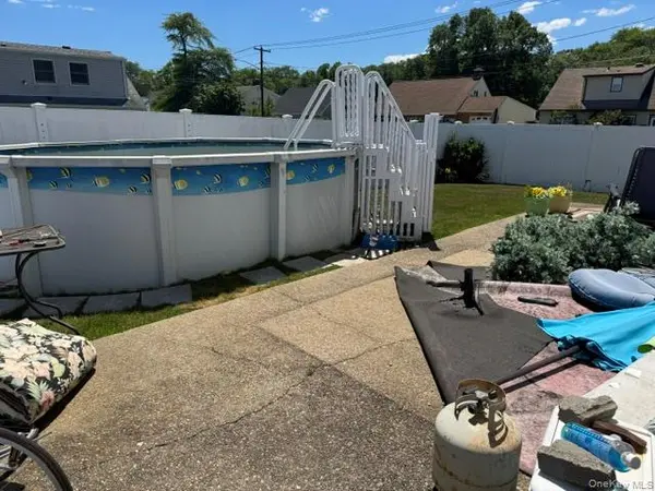 4 Cedar ST, Massapequa, NY 11758