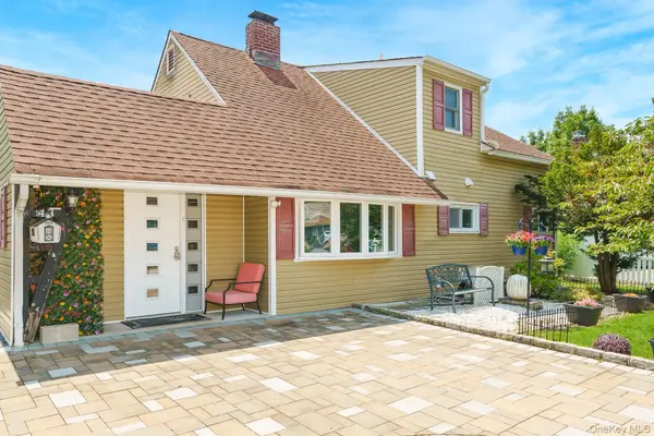 46 Elves LN, Levittown, NY 11756