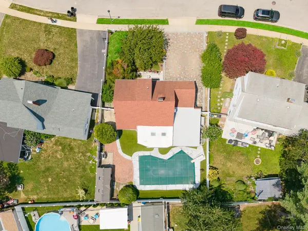 46 Elves LN, Levittown, NY 11756